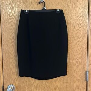 🌸3/$15🌸 LOFT Black Skirt—Size 4